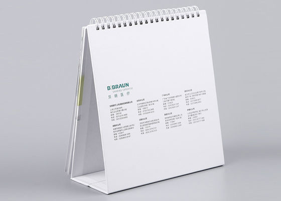 螺旋綴じの週間卓上カレンダーは、フル カラーの小さい卓上カレンダーを立てます