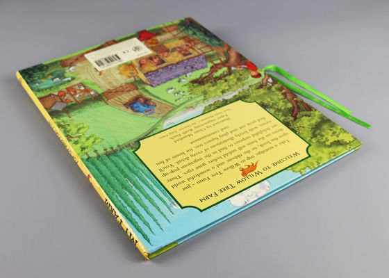 4人の色刷の子供によっては本/3dを現れます中綴じの結合が付いている本がぽんと鳴らします