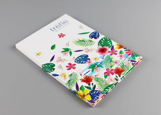 点の紫外線美しいハードカバーによって並べられるジャーナル、花いっぱいの厚表紙A4ノート