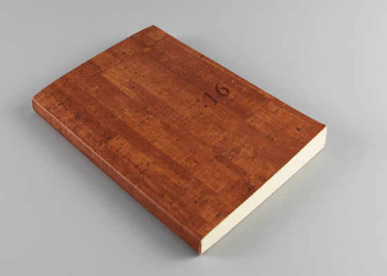 Debossedの仕上げの注文のハードカバーのノート、ブラウンのハードカバーによって並べられるノート