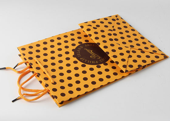 ナイロン ハンドルの金ホイルの熱いスタンプおよびドット・パターンが付いている装飾的なギフトのパッキング袋