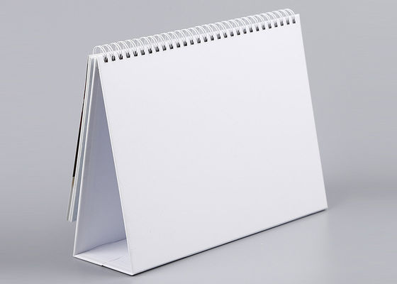 三角形の事務机のカレンダーのホワイト メタルY -ペンのホールダーと結合するO