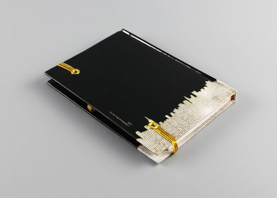 ゴムはA4ハードカバーのノート、黒および金の厚表紙本のノート ジャーナルを紐で縛ります